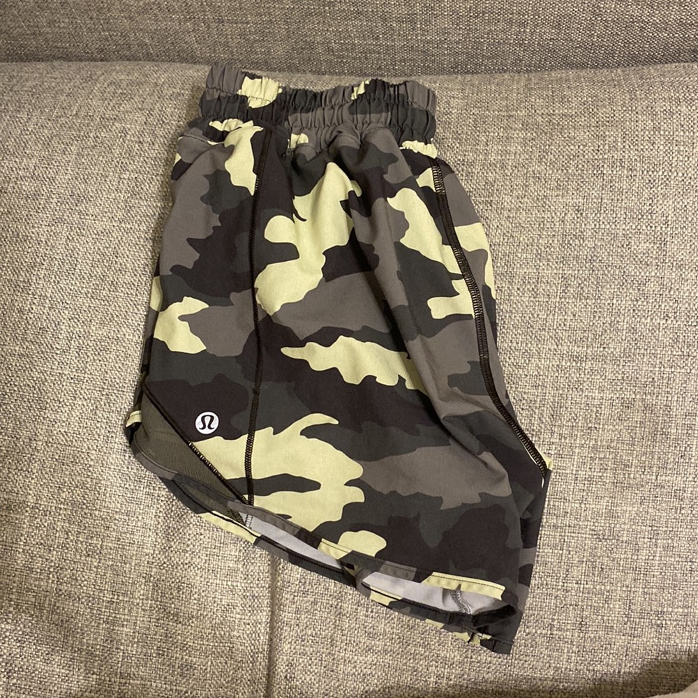 Lululemon hotty hot (size 4; 4 inch); perfect condition!